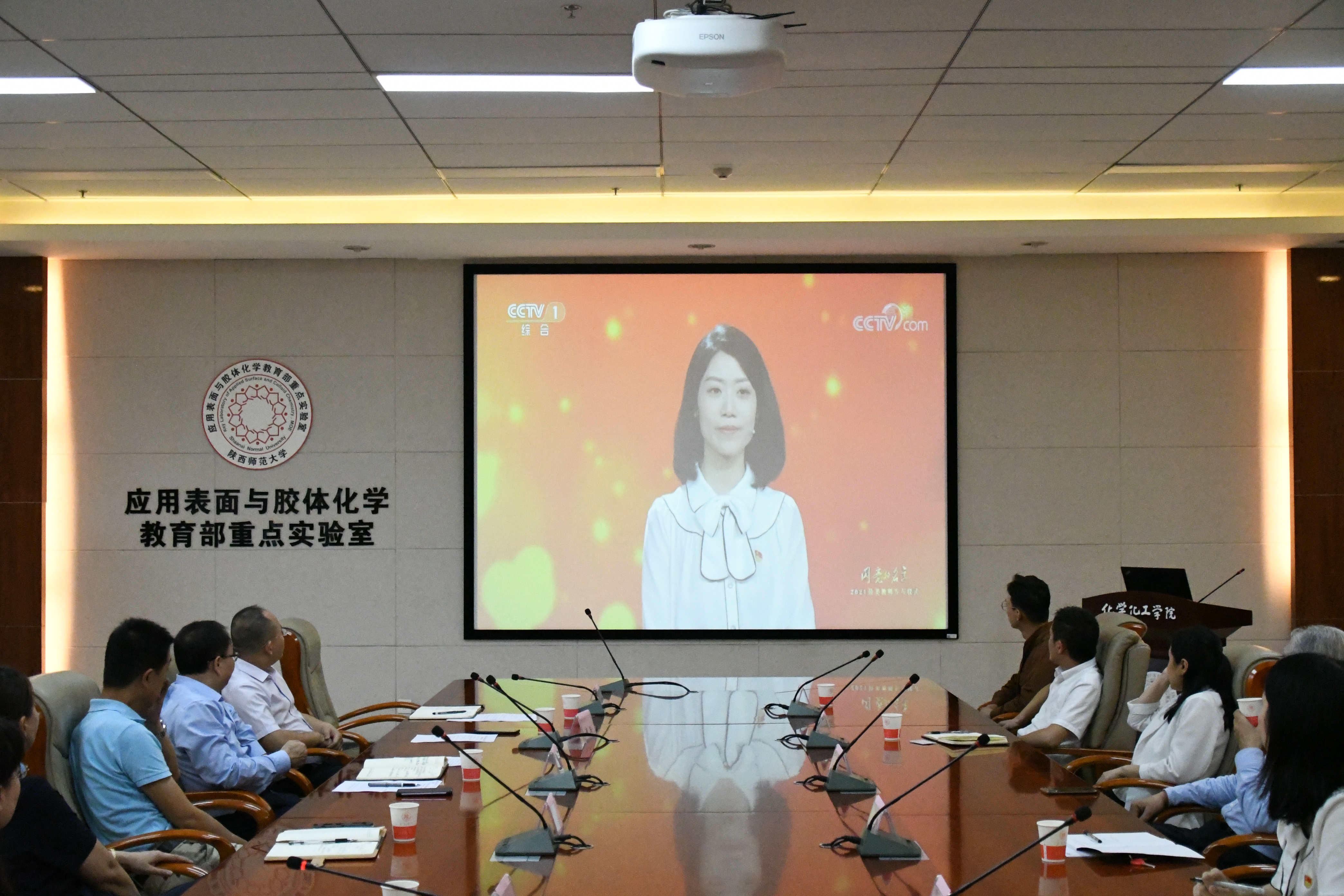 03 集体观看“最美教师” 3.jpg 03 集体观看“最美教师” 3.jpg