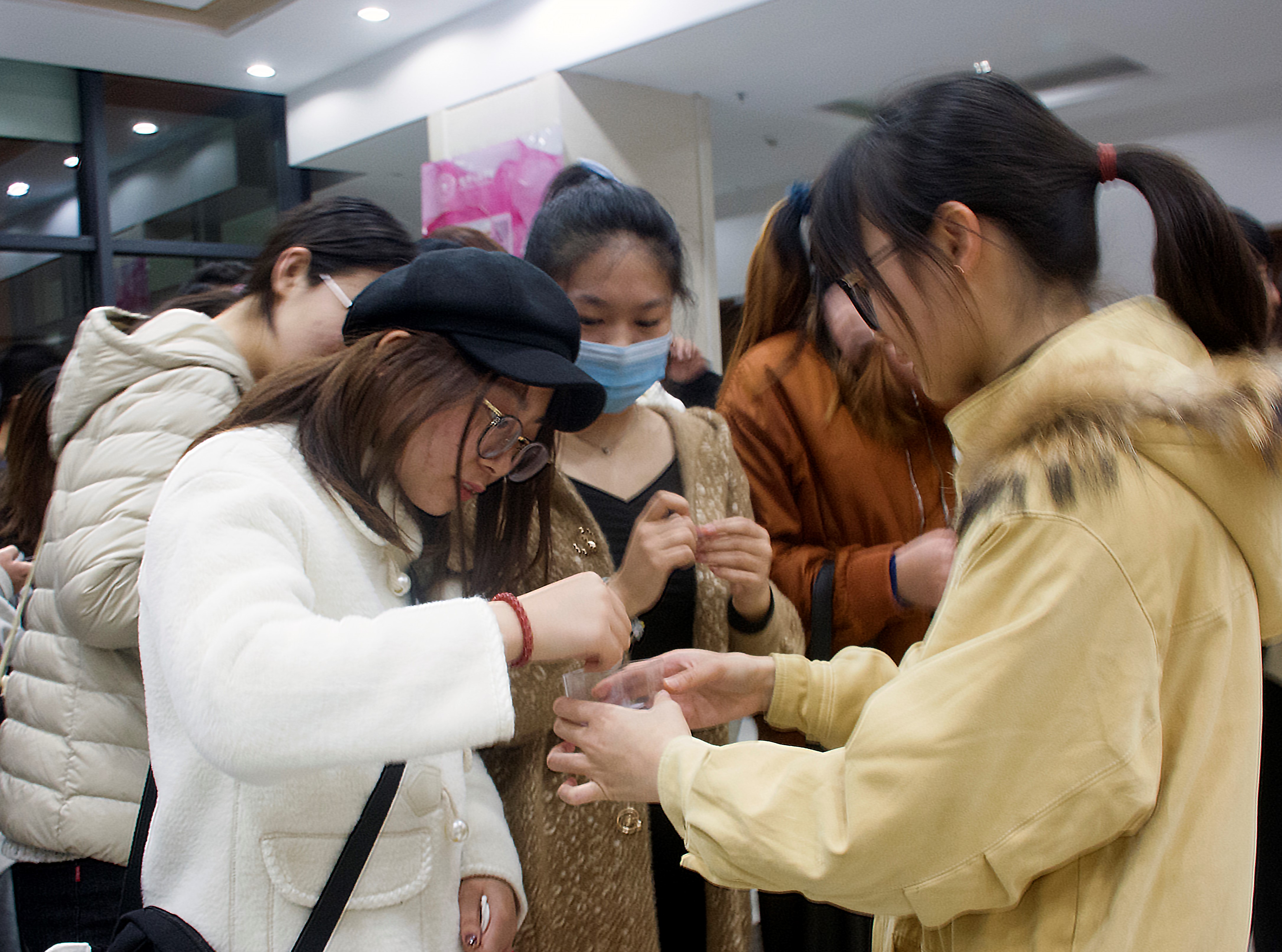 发放贴纸.jpg 发放贴纸.jpg